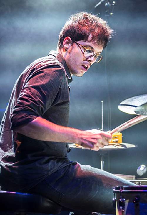 Alex Jøhnsson playing guitar